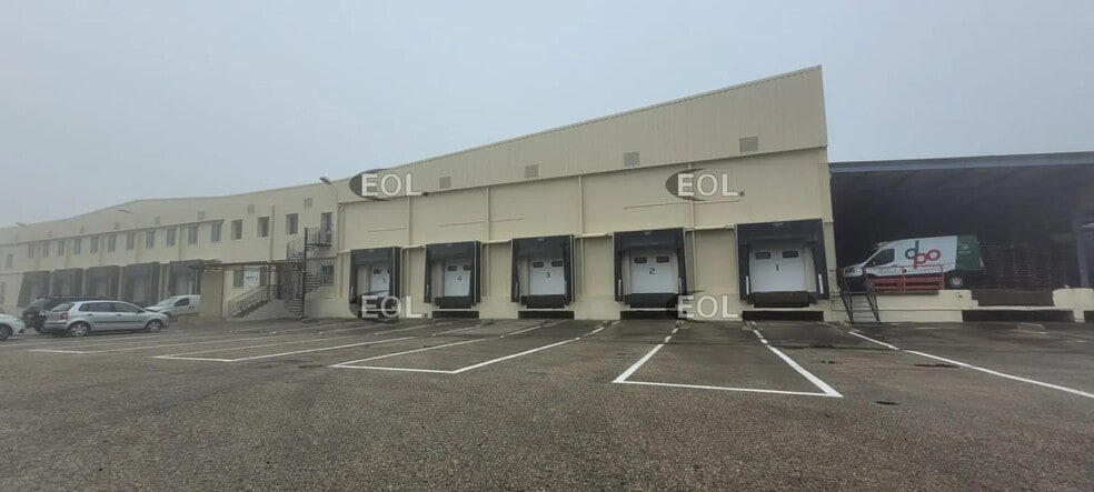 Industrial in  for lease - Building Photo - Image 1 of 9