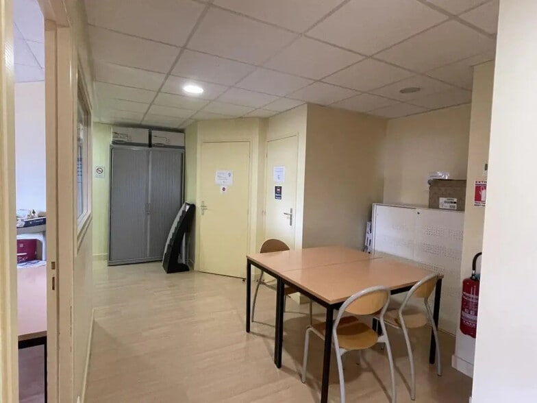 Office in Plescop for lease - Interior Photo - Image 3 of 4