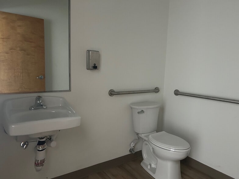 2411 Jacaman Rd, Laredo, TX for lease - Building Photo - Image 3 of 17