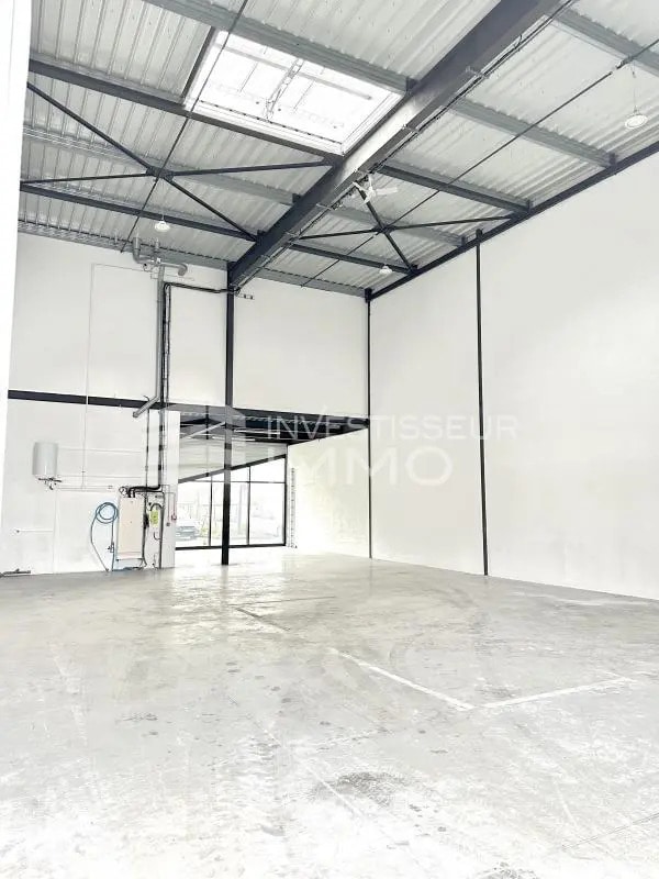Location Local d'activités 311 m² - Photo 1