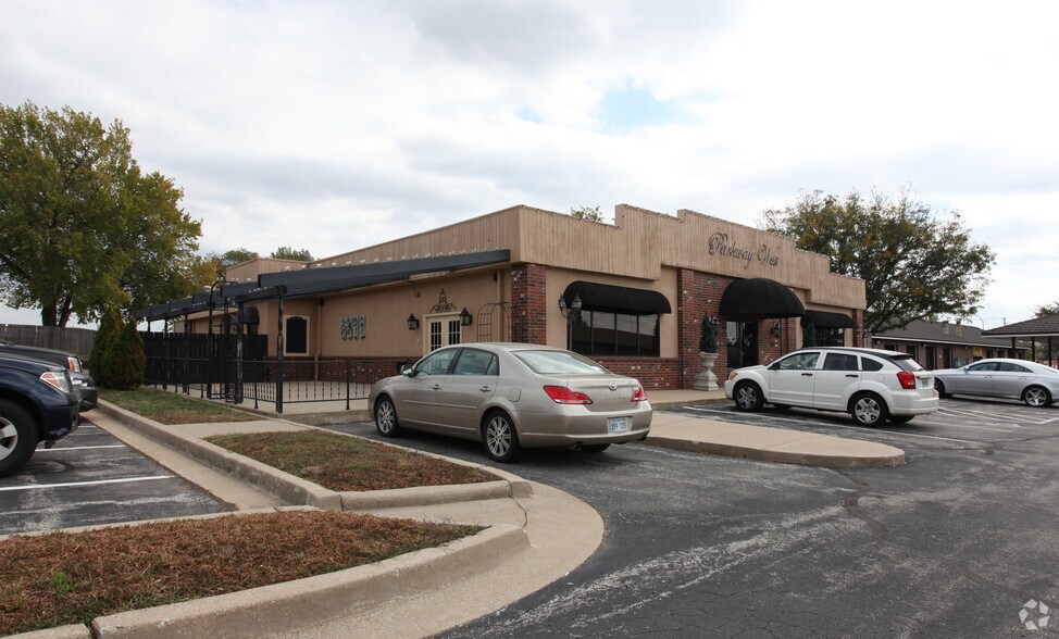 13030 Shawnee Mission Pky, Shawnee, KS 66216