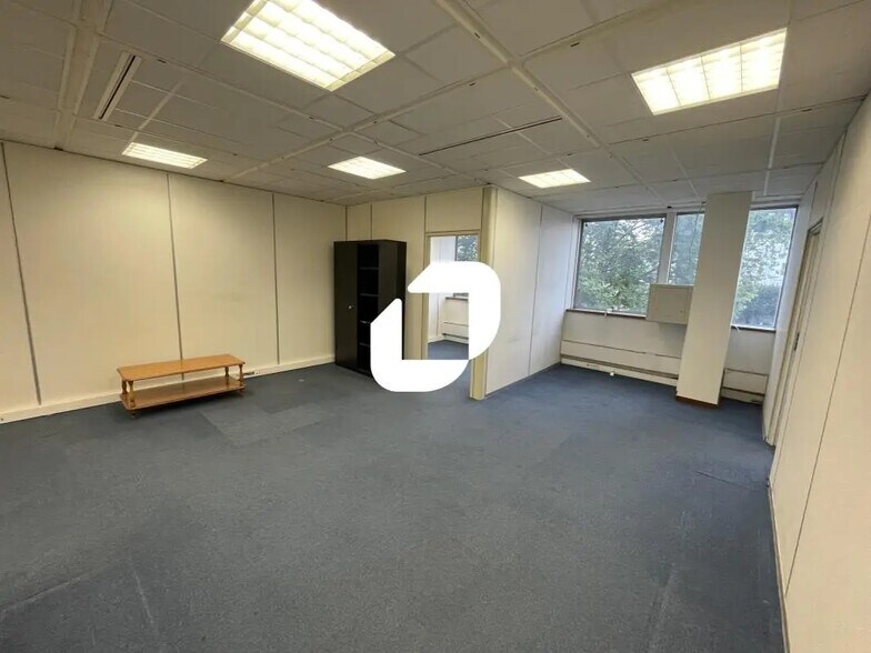 Office in Maisons-Alfort for lease - Interior Photo - Image 2 of 9