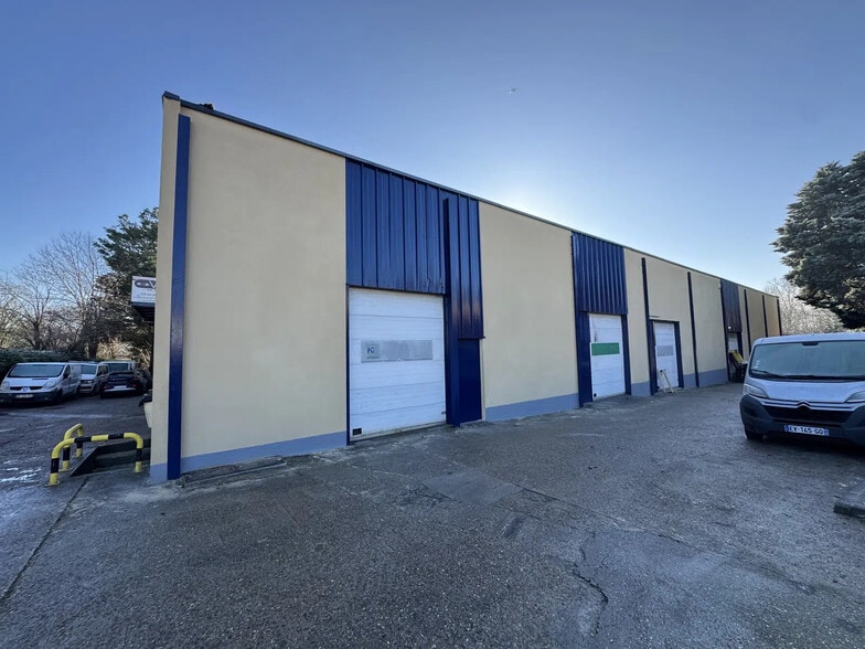 Flex in Eaubonne for lease - Building Photo - Image 2 of 12