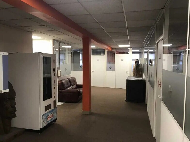 Office in Bagnolet for lease - Interior Photo - Image 2 of 11