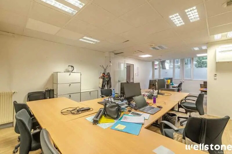 130 Rue De Clignancourt, Paris for lease - Interior Photo - Image 3 of 9