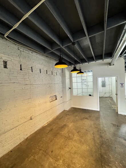 696 Somerset Ter, Atlanta, GA for lease - Interior Photo - Image 3 of 9