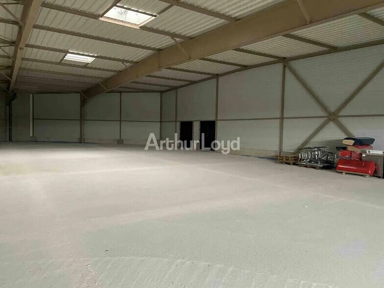 Retail in Champigny for lease - Interior Photo - Image 1 of 1