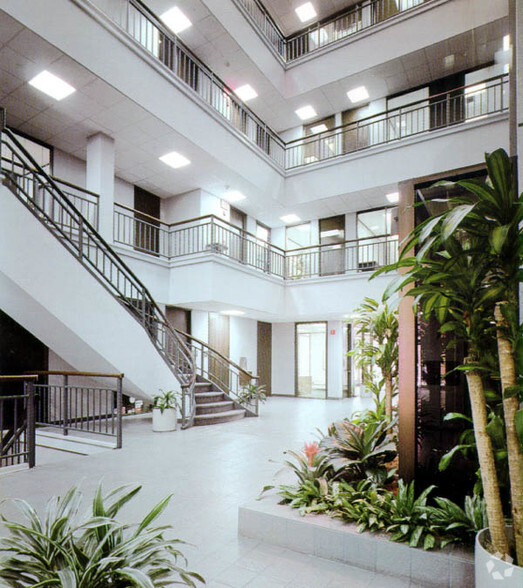 5909 West Loop, Bellaire, TX for lease - Lobby - Image 3 of 5