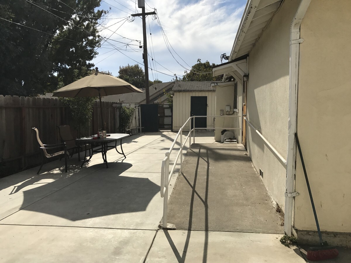 670 Paradise Rd, Modesto, CA 95351