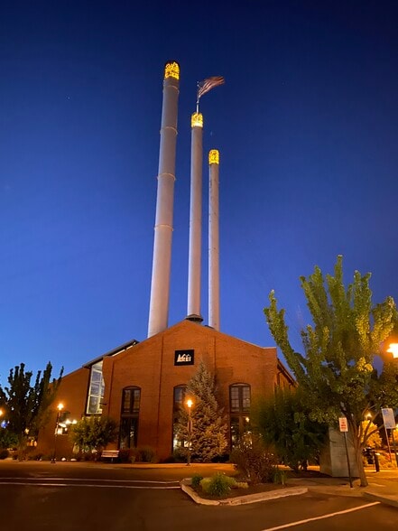 425 SW Powerhouse Dr, Bend, OR for lease - Building Photo - Image 2 of 18