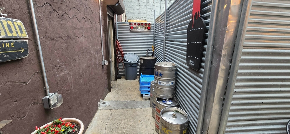 354 Metropolitan Ave, Brooklyn, NY for lease - Building Photo - Image 2 of 7