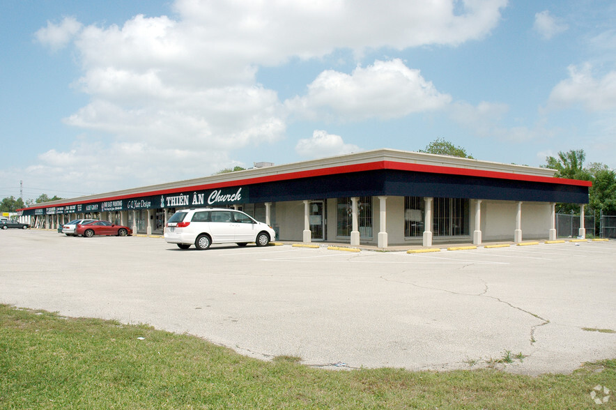 7603-7625 Boone Rd, Houston, TX for lease - Building Photo - Image 2 of 11