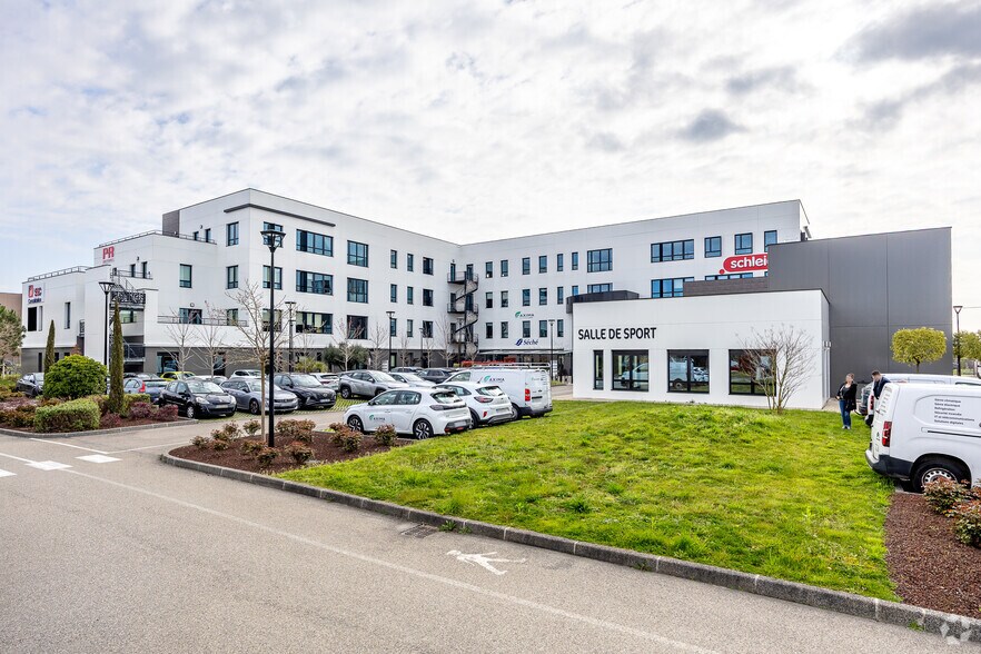 Office in Genas for lease - Building Photo - Image 2 of 12