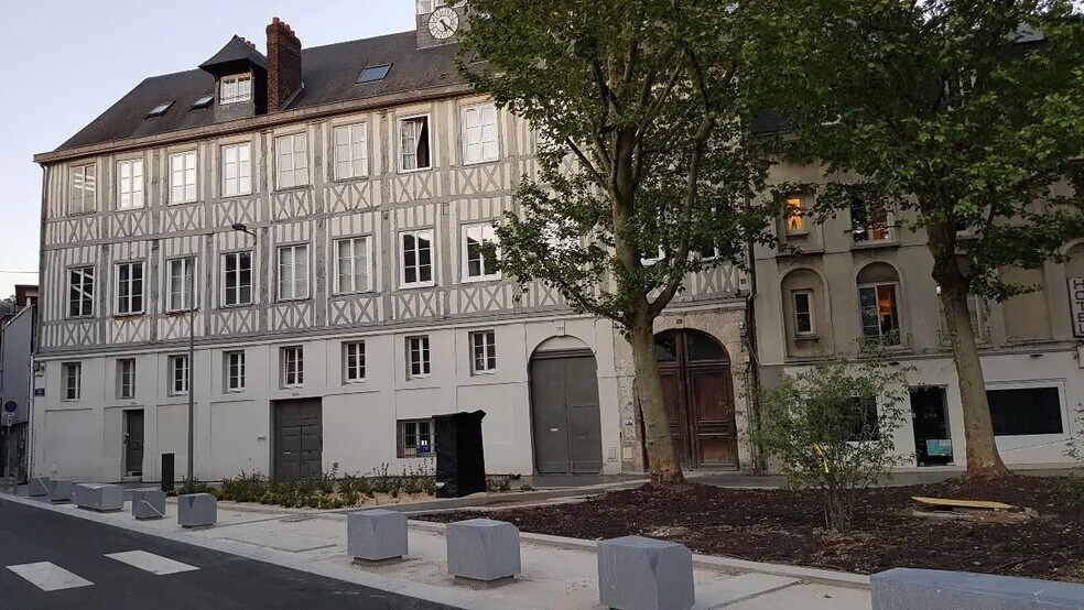 Office in Rouen for lease - Building Photo - Image 1 of 14