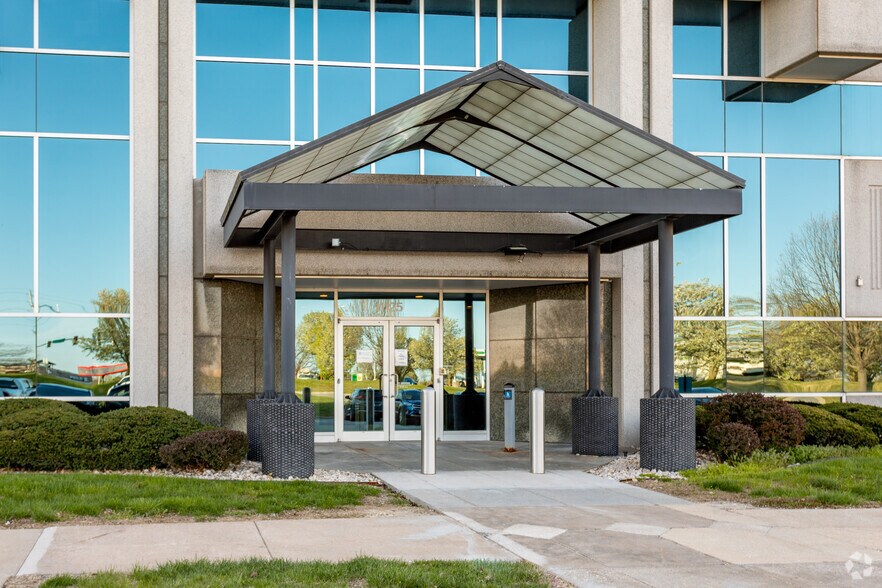 11125 N Ambassador Dr, Kansas City, MO for lease - Building Photo - Image 3 of 9