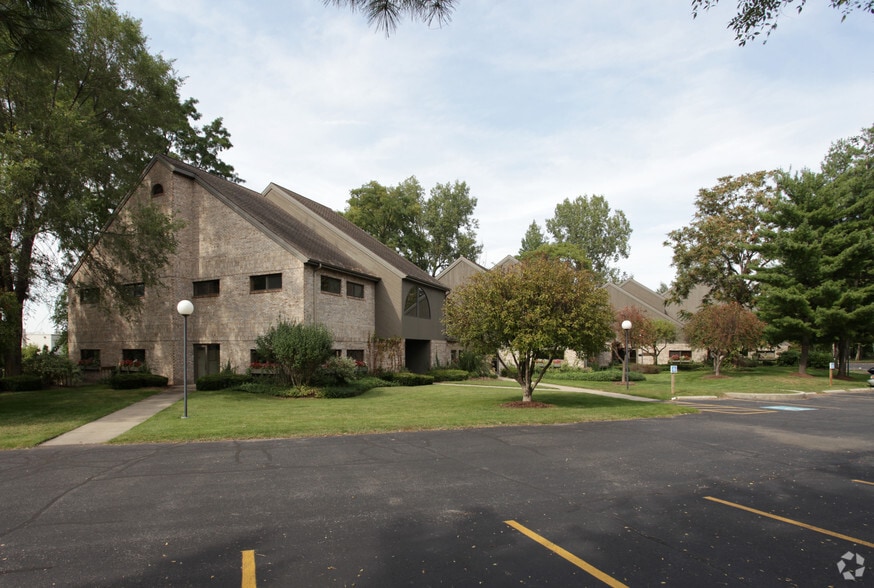 228-246 Waterfall Dr, Elkhart, IN for lease - Primary Photo - Image 1 of 24