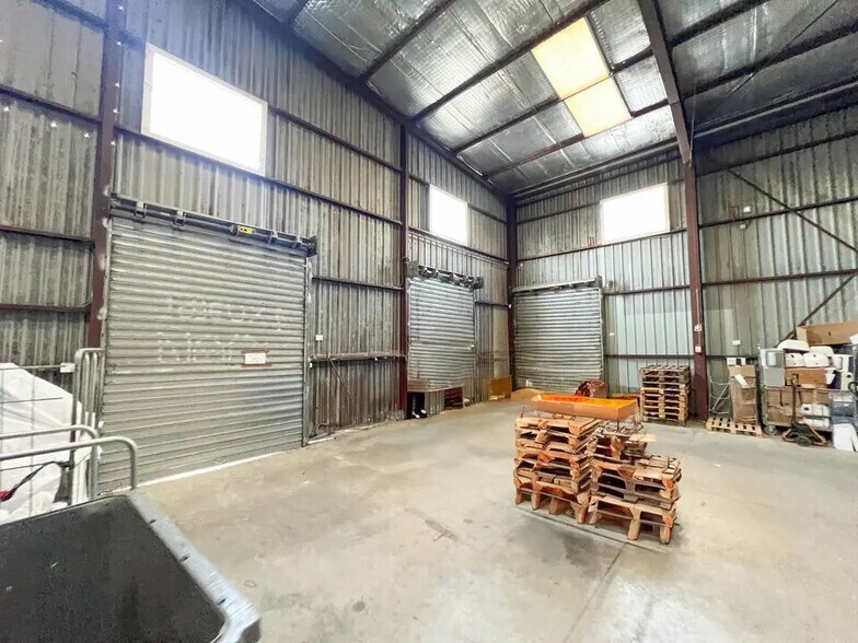 Flex in Velaux for lease - Interior Photo - Image 3 of 5