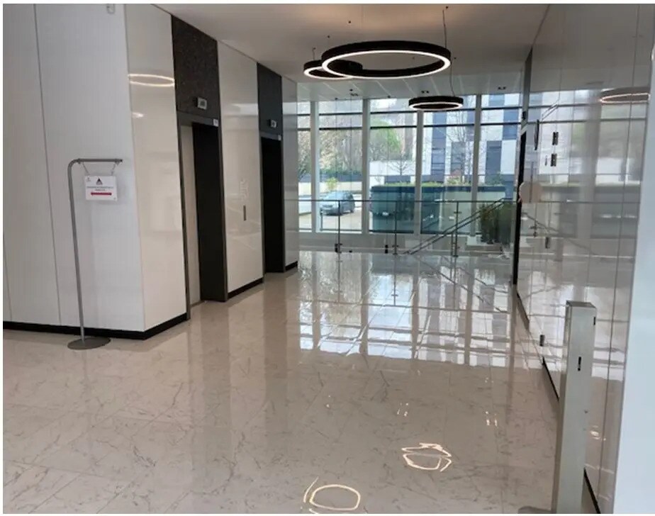 Office in Boulogne-Billancourt for lease Lobby- Image 1 of 10