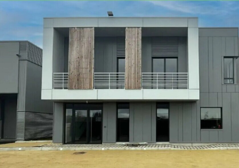 Flex in Chanteloup-en-Brie for lease - Building Photo - Image 2 of 2