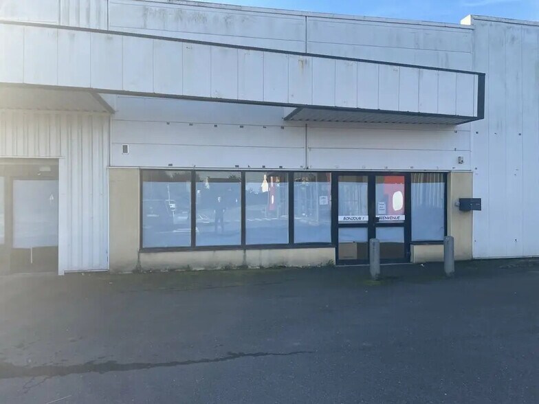 Retail in Plourin-lès-Morlaix for lease - Building Photo - Image 1 of 3