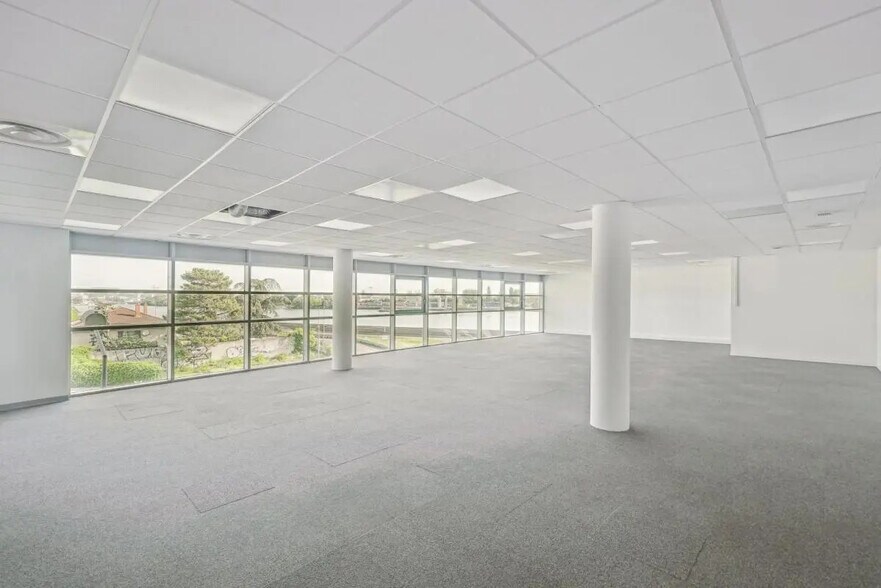 9 Avenue Des Saules, OULLINS-PIERRE-BÉNITE for sale - Interior Photo - Image 1 of 13