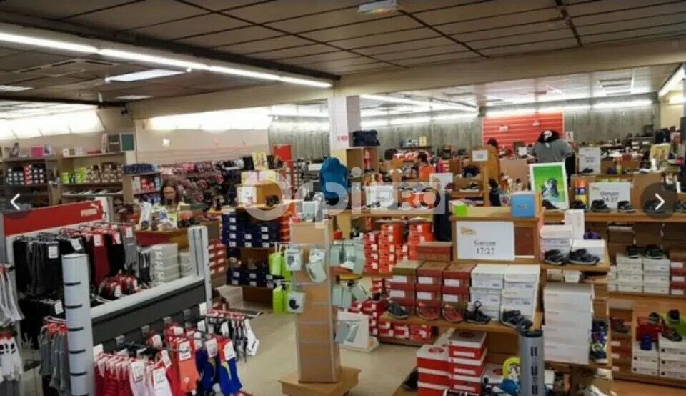 Retail in Ruy-Montceau for lease - Interior Photo - Image 2 of 7