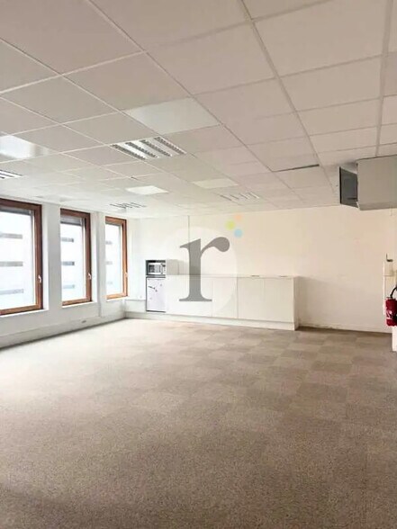 Office in Lille for lease - Interior Photo - Image 3 of 6