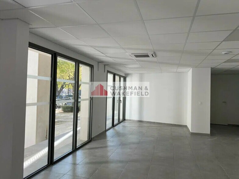 Retail in Nîmes for lease - Interior Photo - Image 2 of 3