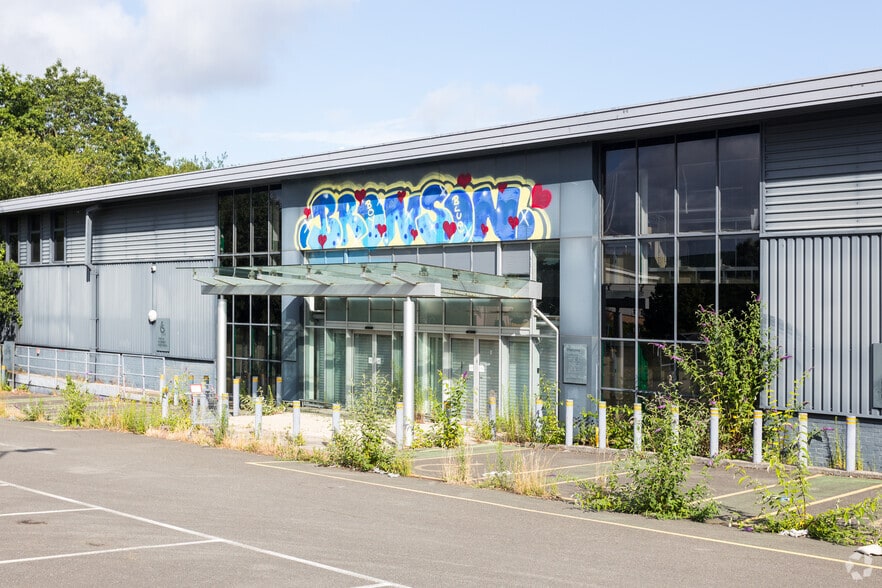 Kingstanding Way, Tunbridge Wells for sale - Building Photo - Image 2 of 3