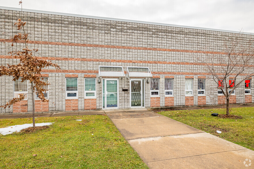 750-772 Av Lajoie, Dorval, QC for lease - Building Photo - Image 3 of 4