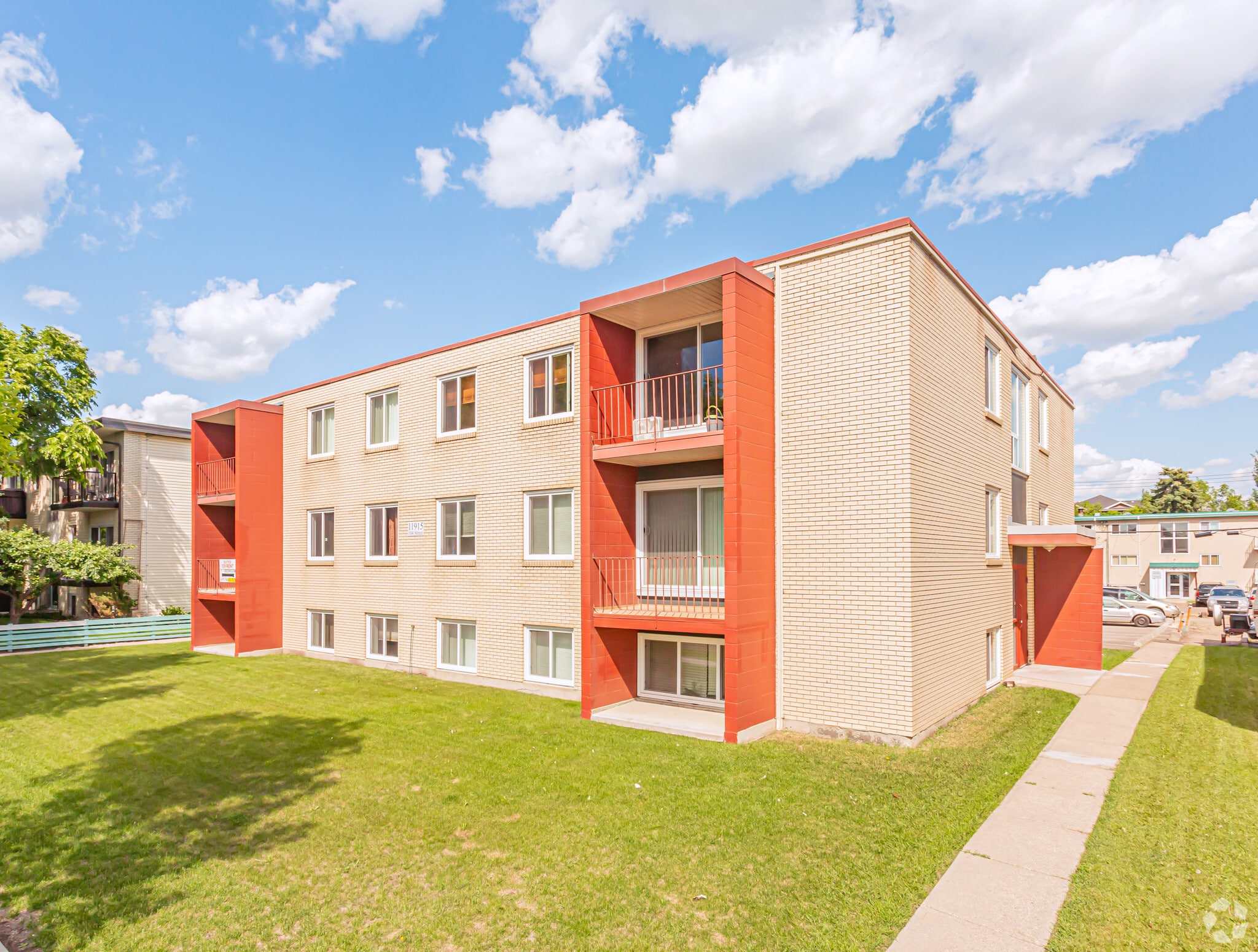 11915 104th St NW, Edmonton, AB for sale Primary Photo- Image 1 of 1