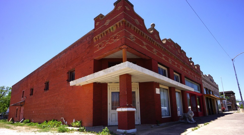 107 W Davilla St, Granger, TX 76530