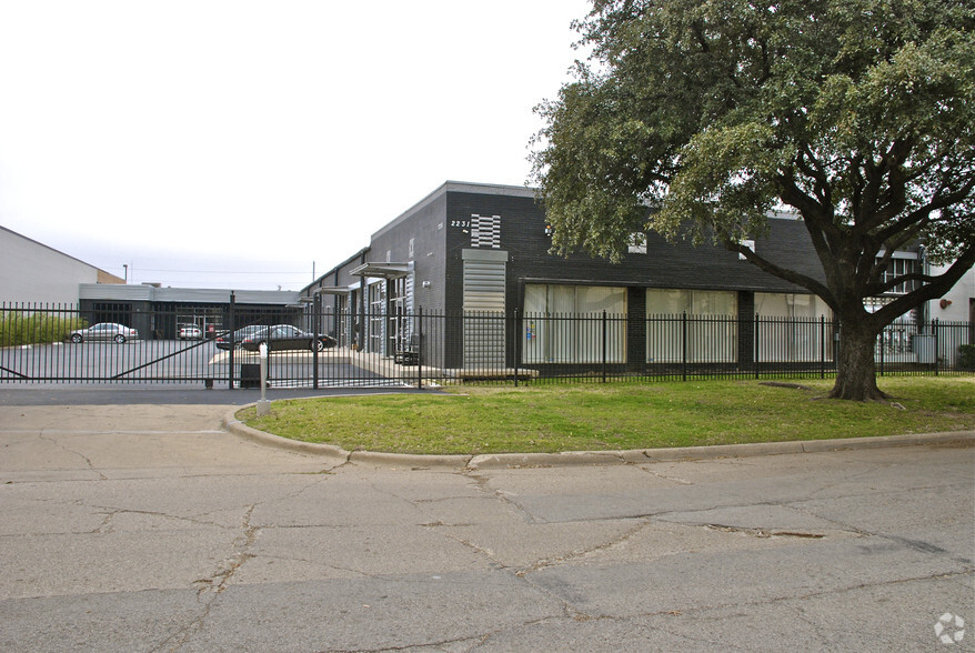 2229 Valdina St, Dallas, TX for sale - Building Photo - Image 2 of 9