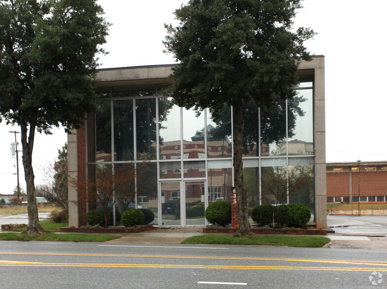 635 N Main St, High Point, NC for lease - Building Photo - Image 1 of 5