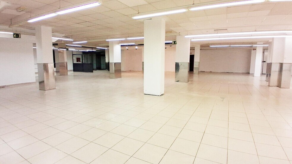 Retail in Feria for lease - Building Photo - Image 3 of 45