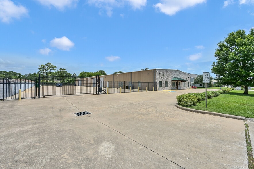 11322 Neeshaw Dr, Houston, TX for lease - Building Photo - Image 2 of 39
