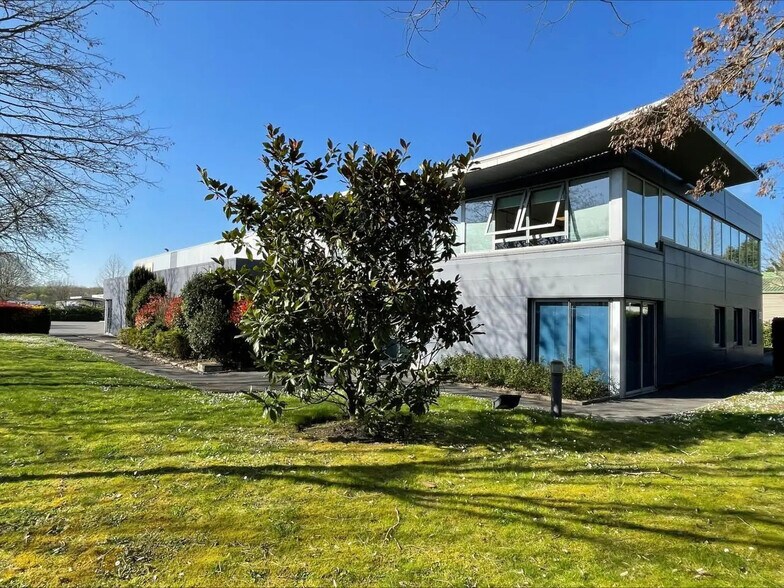 Flex in Le Plessis-Bouchard for sale - Building Photo - Image 1 of 17