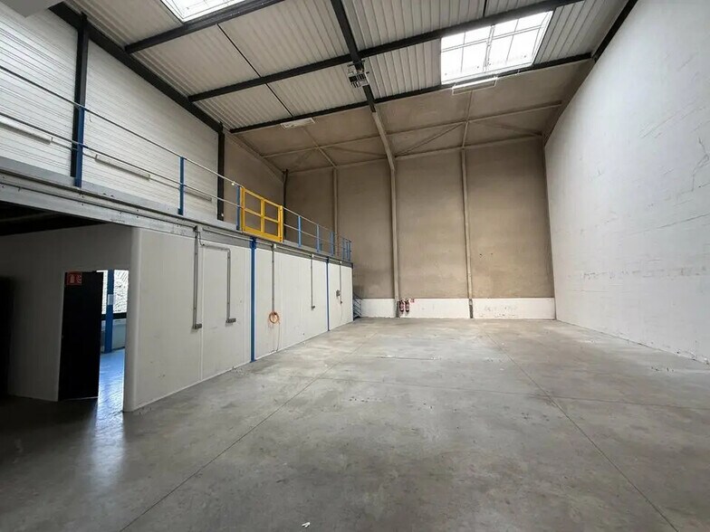 Flex in Saint-Denis for lease - Interior Photo - Image 3 of 14