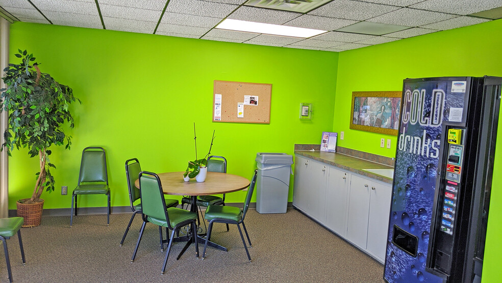 400 N Woodlawn St, Wichita, KS for lease - Interior Photo - Image 3 of 8