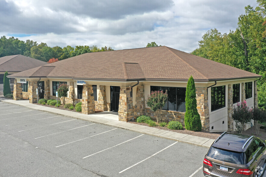 2021 Eastchester Dr, High Point, NC for lease - Building Photo - Image 2 of 7