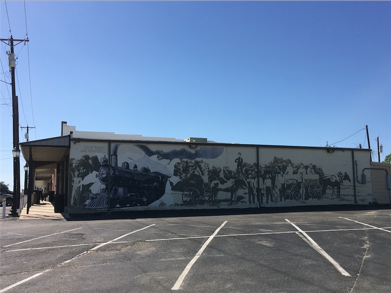 108 W McCart St, Krum, TX for lease - Primary Photo - Image 1 of 12