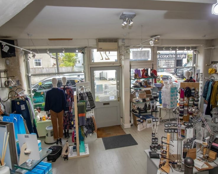 27 Northgate, Peebles for lease - Interior Photo - Image 3 of 12