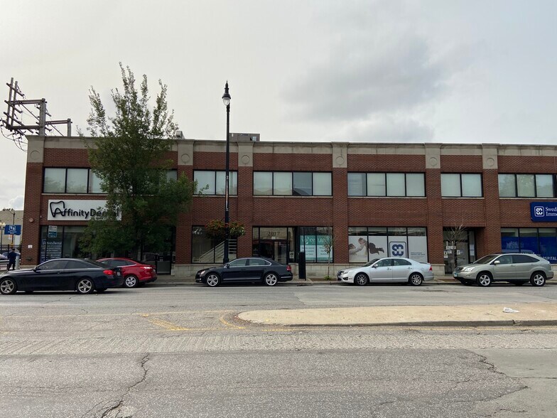 2015-2019 W Irving Park Rd, Chicago, IL for lease - Building Photo - Image 3 of 3