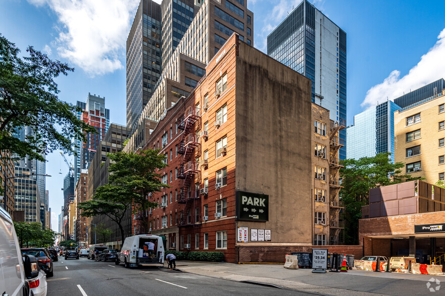 225 E 47th St, New York, NY for lease - Building Photo - Image 3 of 12