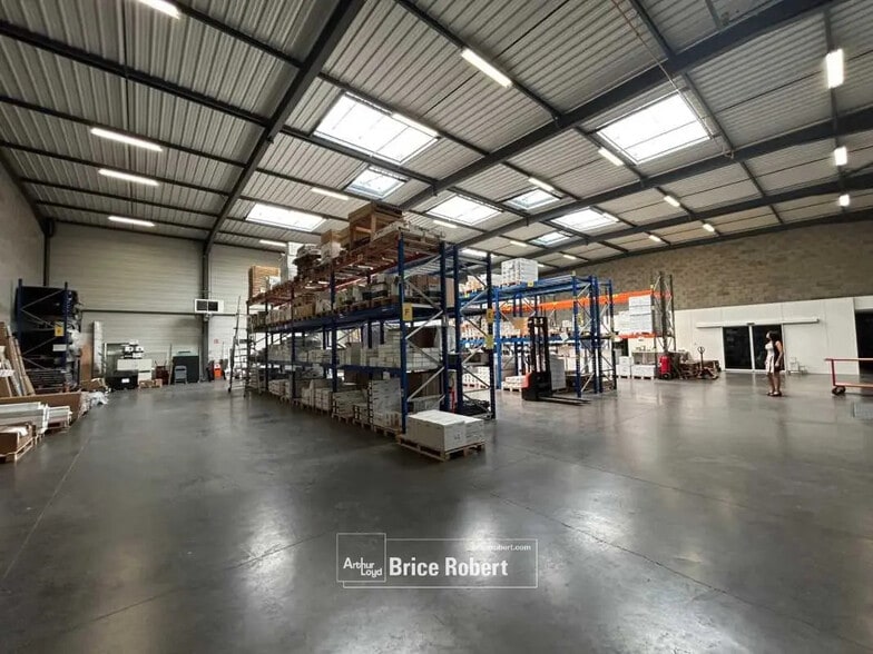 Office in Saint-Priest for lease - Interior Photo - Image 2 of 6