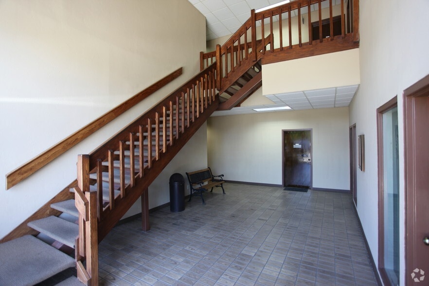 450 Rosewood Ave, Camarillo, CA for lease - Lobby - Image 2 of 4