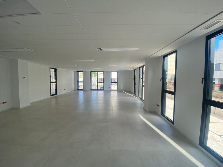 Office in Paterna for lease - Building Photo - Image 3 of 27