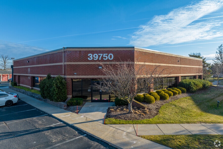 39750 Grand River Ave, Novi, MI for lease - Building Photo - Image 2 of 7