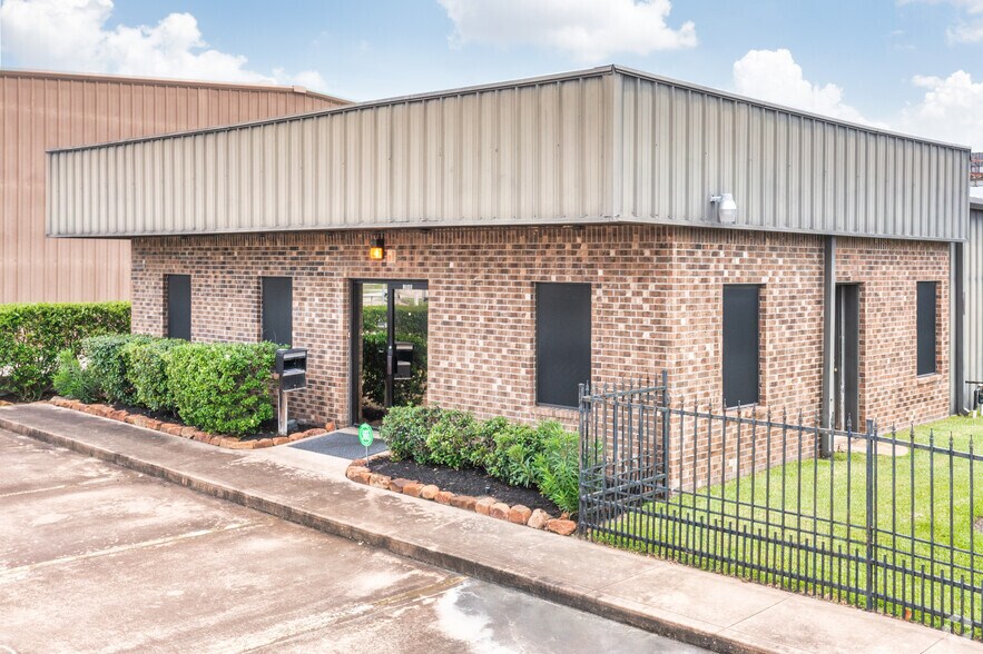 2040 Humble Place Dr, Humble, TX for sale - Building Photo - Image 1 of 1