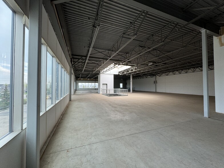 1880 Centre Ave NE, Calgary, AB for lease - Building Photo - Image 3 of 6